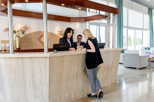 Zwei Frauen an der Rezeption im ROC Illetas & Spa