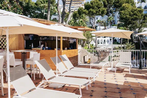 Sonnenliegen an der Strandbar im ROC Illetas & Spa