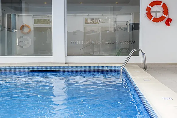 Innenpool ROC Portonova Hotels