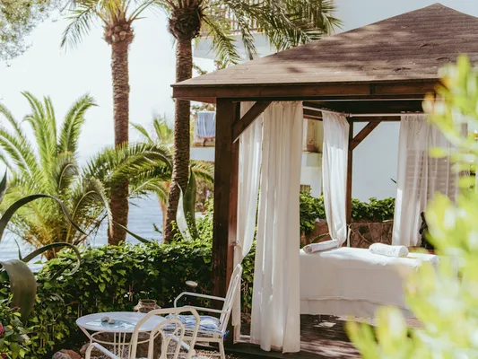 Balinesisches Bett im ROC Illetas & Spa